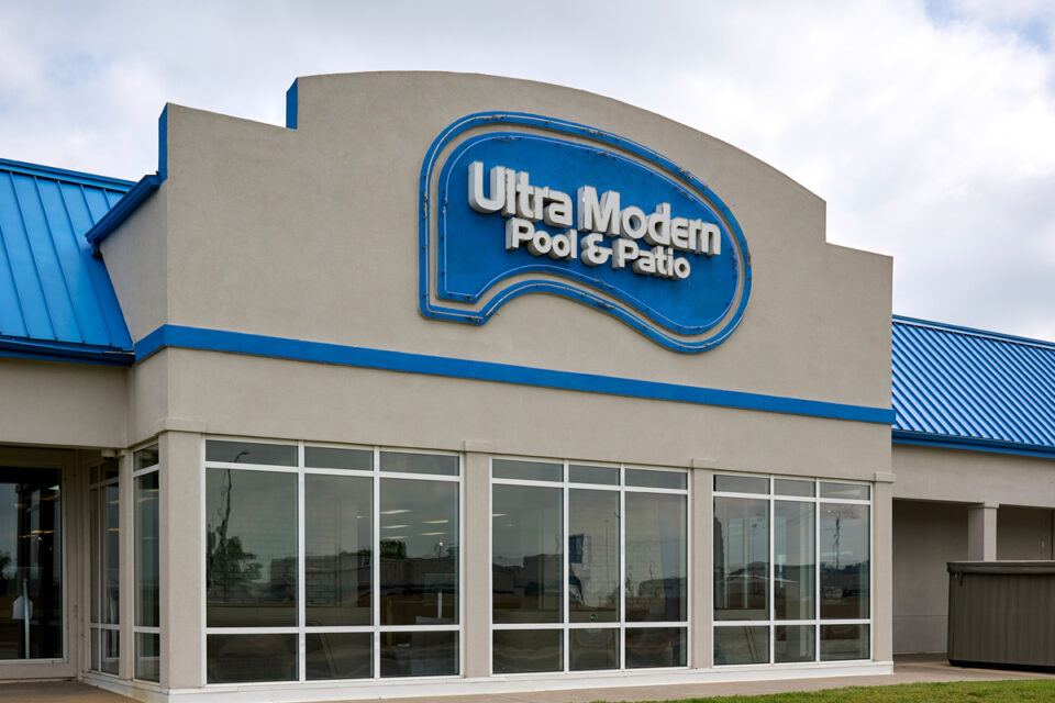 Retail Stars 2024: Ultra Modern Pool & Patio